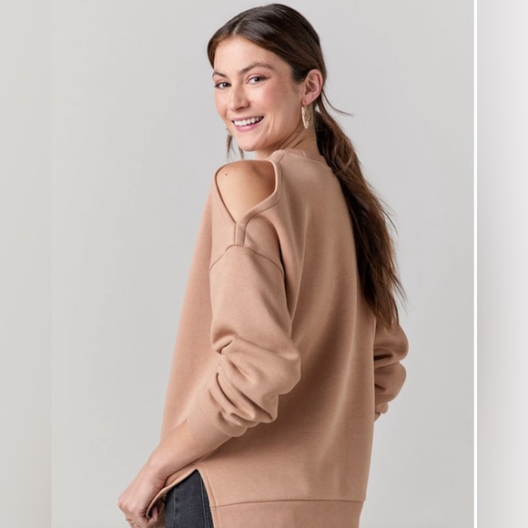(47)New Francesca’s Sara Cold Shoulder Oversized Sweatshirt - Picture 4 of 6